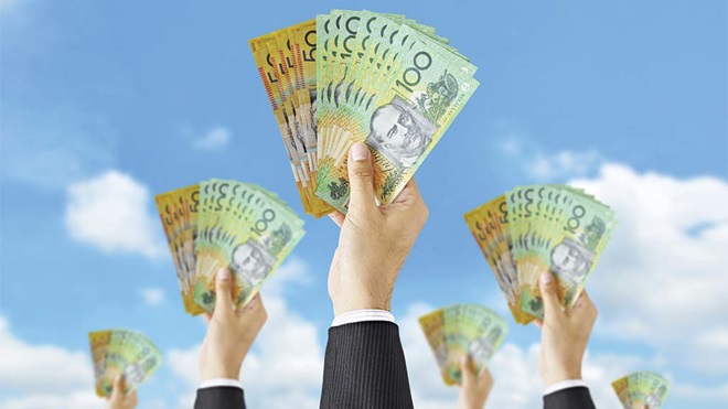 mortgage brokers hands holding money